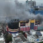 11 Jam Berlalu, Asap Hitam Masih Mengepul di Glodok Plaza