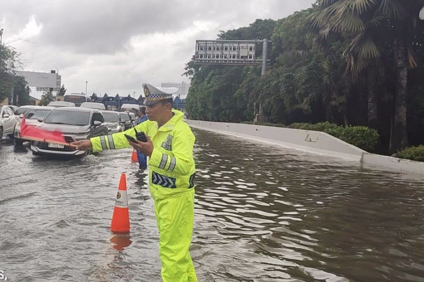 Banjir 30 Cm Rendam Jalan Tol Sedyatmo Arah Bandara Soetta