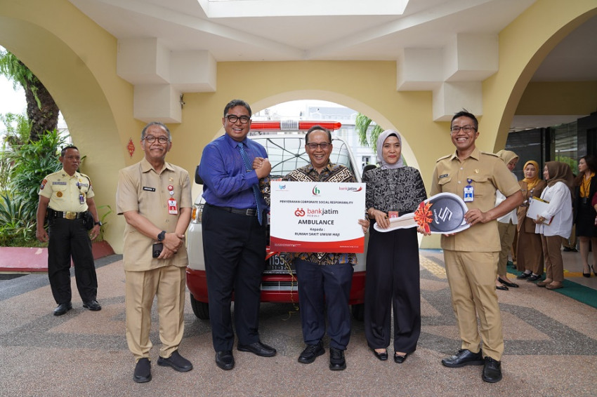 Bank Jatim Serahkan Bantuan Satu Unit Mobil Ambulans ke RSUD Haji