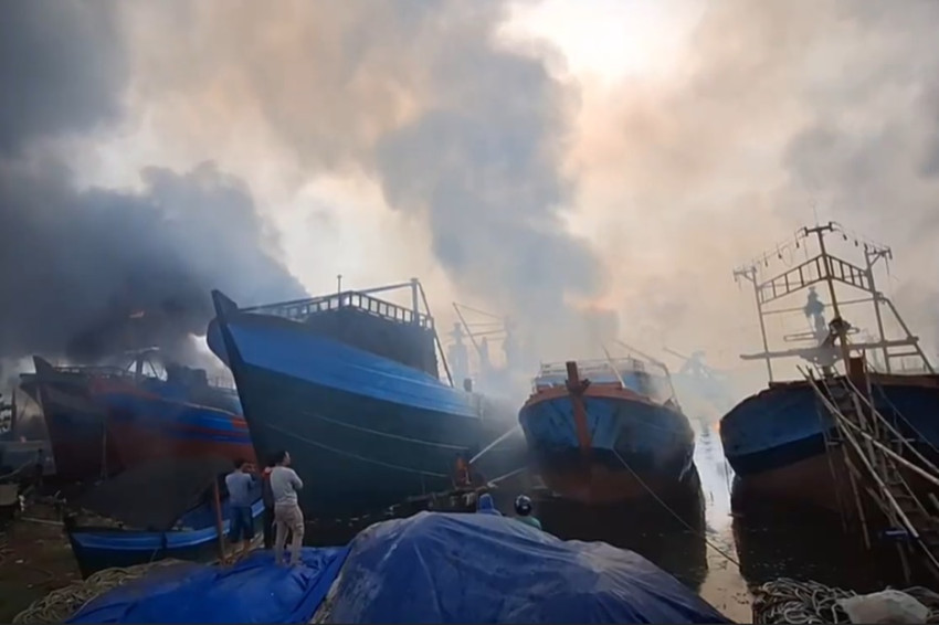 Belasan Kapal di Pelabuhan Perikanan Nusantara Pekalongan Ludes Terbakar