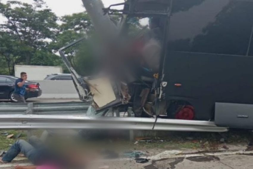 Bus Brimob Polda Jatim Kecelakaan di Tol Pandaan-Malang, Sopir Tewas Dievakuasi ke RSSA