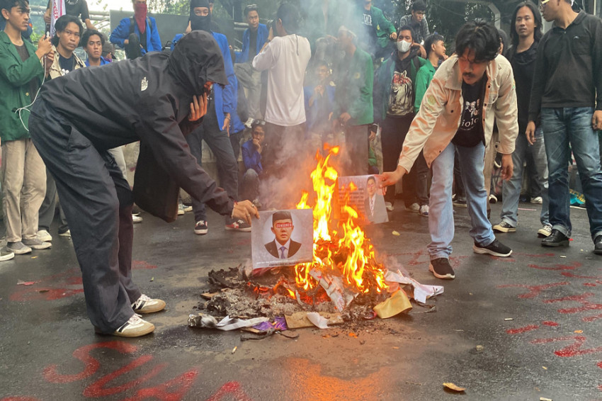 Demo Indonesia Gelap, Mahasiswa Bakar Poster Mayor Teddy