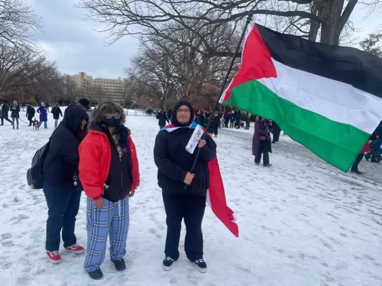 Demonstran Kibarkan Bendera Palestina saat Unjuk Rasa di Pelantikan Donald Trump