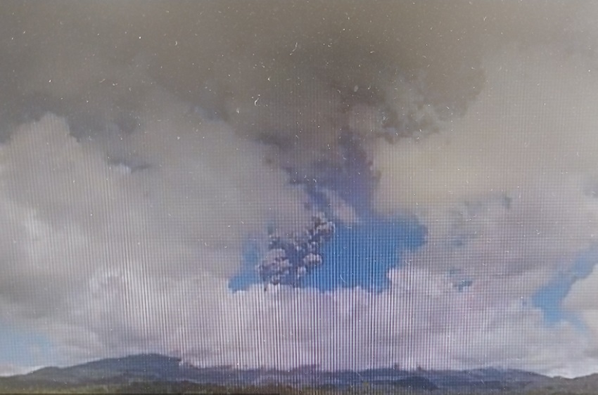 Erupsi, Gunung Raung Lontarkan Abu Setinggi 2.000 Meter