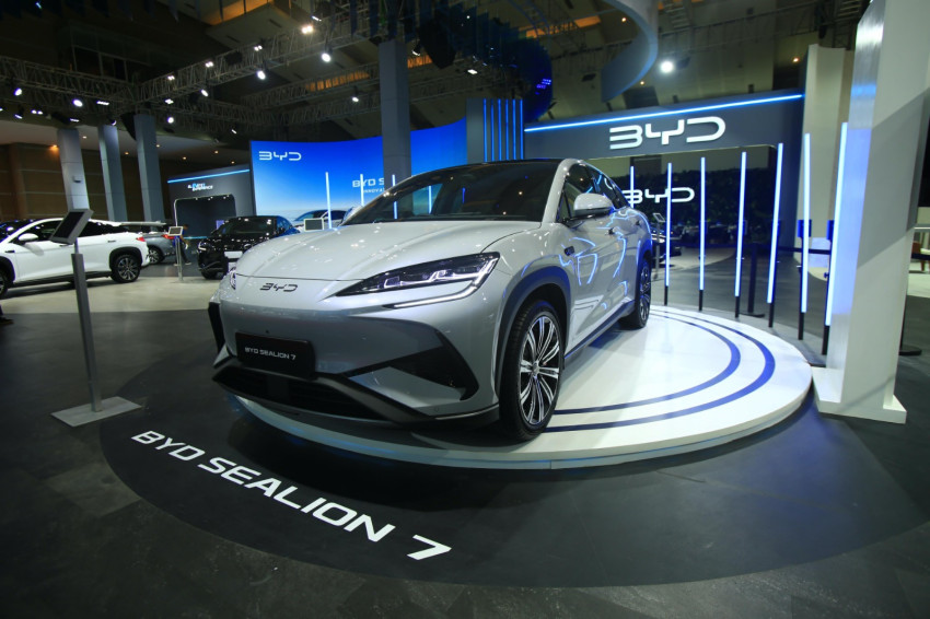 Fitur-fitur Pintar BYD Sealion 7 Unjuk Gigi di IIMS 2025