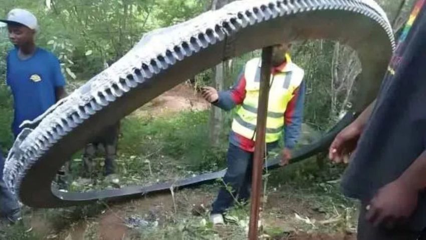 Gulungan Logam Berukuran Raksasa Jatuh dari Langit