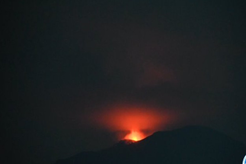 Gunung Ibu Kembali Meletus, Muntahkan Abu Vulkanik Setinggi 2,1 Km