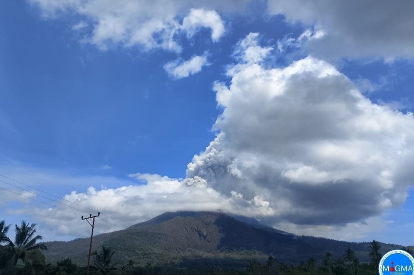 Gunung Lewotobi Laki-Laki Erupsi Siang Ini, Luncurkan Abu Vulkanik 1.100 Meter