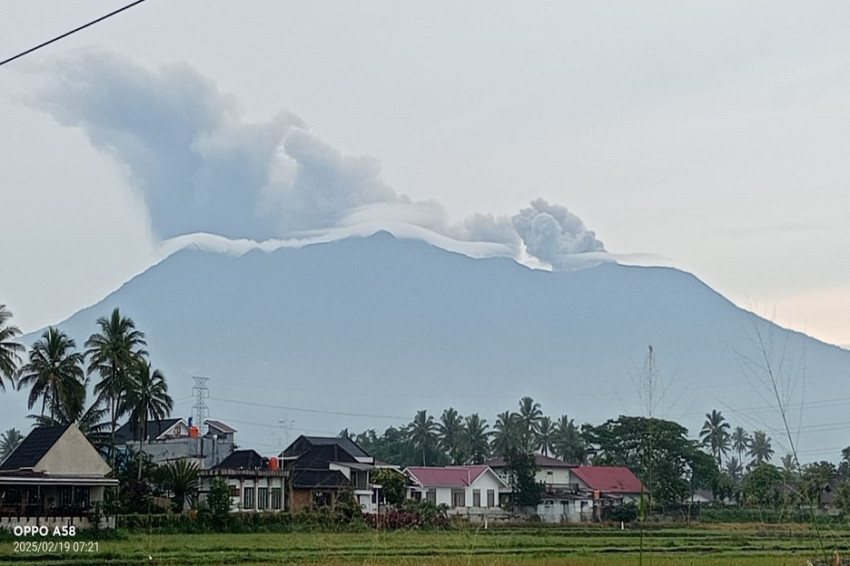 Gunung Marapi Meletus, Abu Vulkanik Hujani Tanah Datar