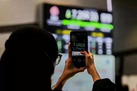 IHSG Ditutup Hijau Awal Pekan Ini, Mayoritas Saham Menguat