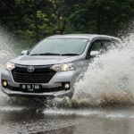 Jangan Ngebut Terobos Genangan Air! Mobil Bisa K.O Kena Water Hammer