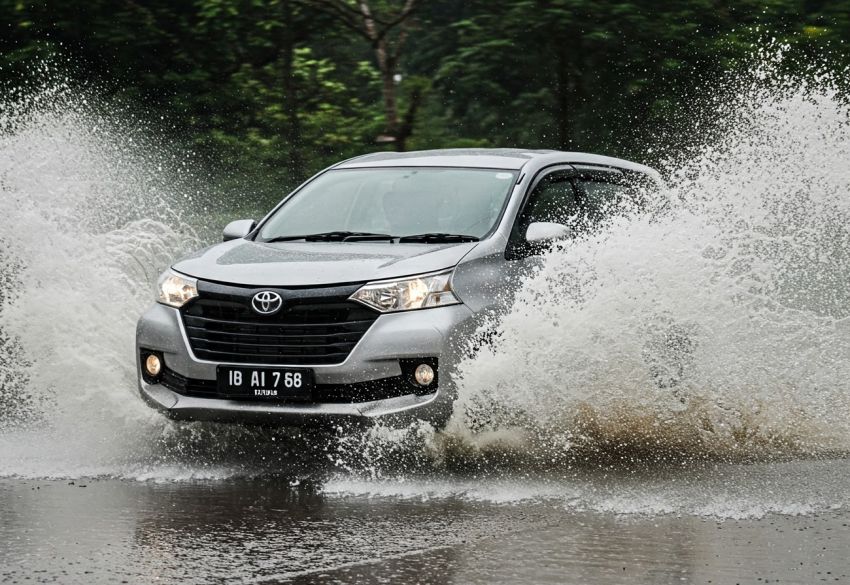 Jangan Ngebut Terobos Genangan Air! Mobil Bisa K.O Kena Water Hammer