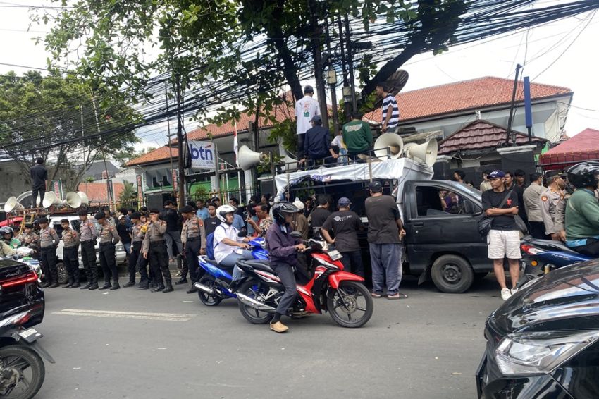 Jelang Putusan Praperadilan Hasto, PN Jakarta Selatan Digeruduk Massa