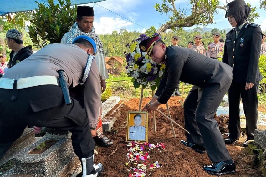 Kapolri Berikan Kenaikan Pangkat Anumerta Kepada Bripka Andithya