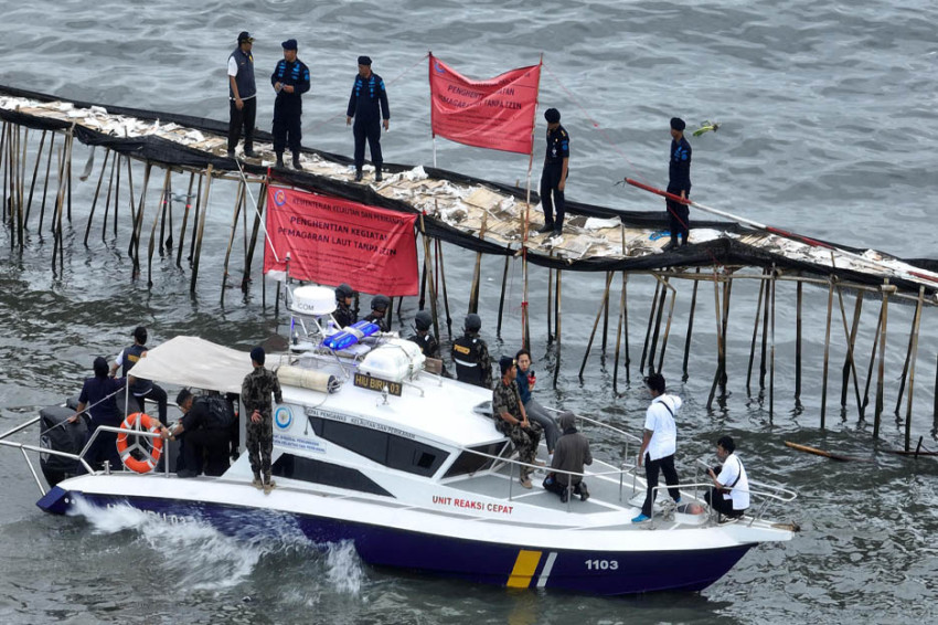 KKP Segel Pagar Laut 30 Km Tanpa Izin di Tangerang