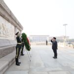 Kunjungi Monumen Tiananmen Square di Beijing China, Prabowo Letakkan Karangan Bunga