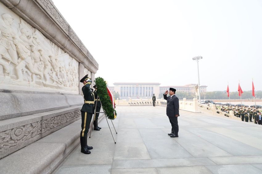 Kunjungi Monumen Tiananmen Square di Beijing China, Prabowo Letakkan Karangan Bunga