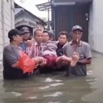 Lansia Korban Banjir Kalideres Dievakuasi ke Masjid dan RPTRA