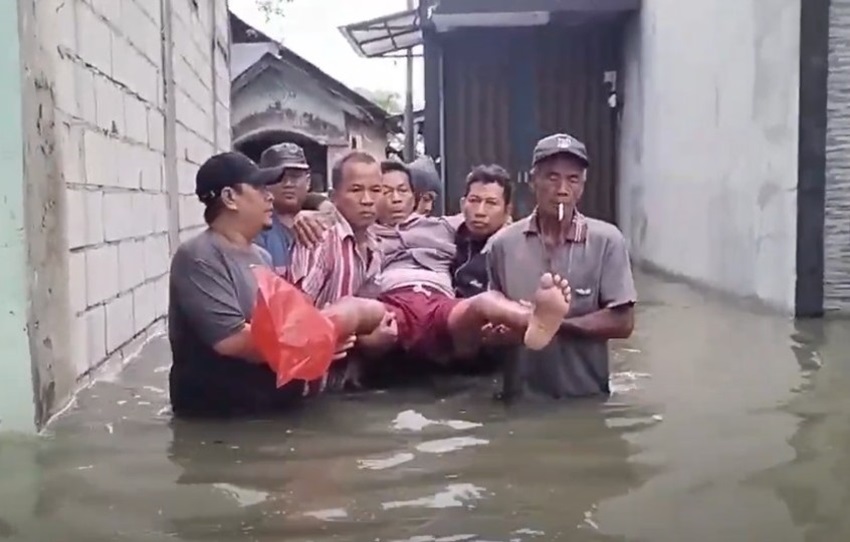 Lansia Korban Banjir Kalideres Dievakuasi ke Masjid dan RPTRA