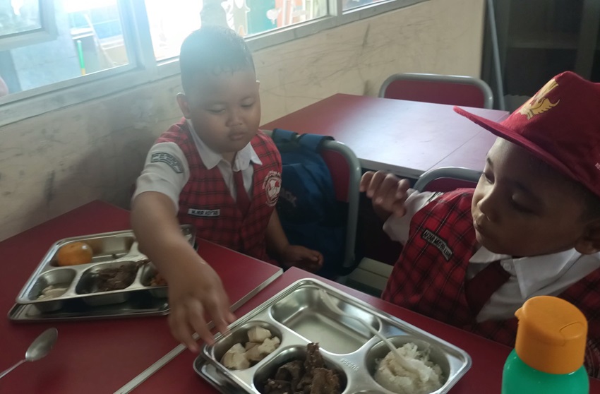 Makan Bergizi Gratis di Tangsel, Siswa SDN Oper Tahu ke Teman Semeja