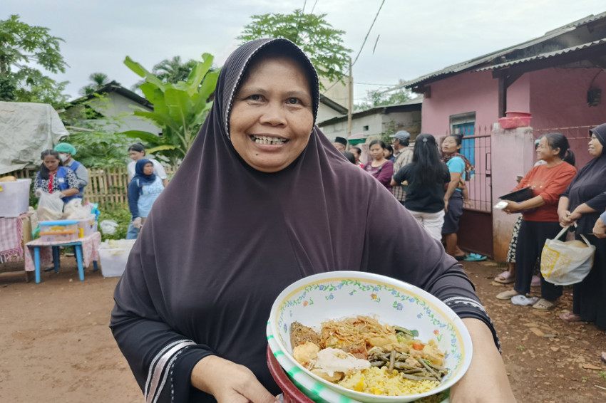 Makanan Bergizi dari MNC Peduli dan Park Hyatt Jakarta, Warga Tanah Baru Bogor: Sangat Lezat