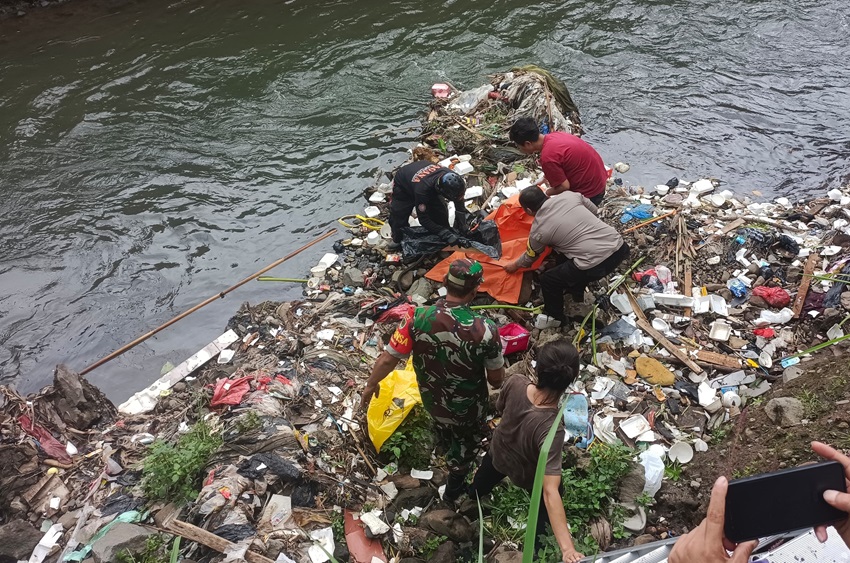 Mayat Bayi Laki-laki Ditemukan Tersangkut di Pinggir Sungai Cisindangbarang Bogor