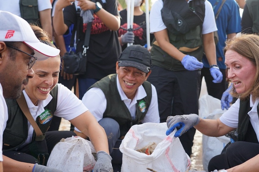 Menteri Hanif Faisol Ajak 8.600 Relawan Bersihkan Sampah Plastik di Pantai Bali