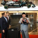 Momen Lucu Pertemuan Prabowo dan Anwar Ibrahim: Diberi Hadiah Helm, Tunjuk Mobil F1