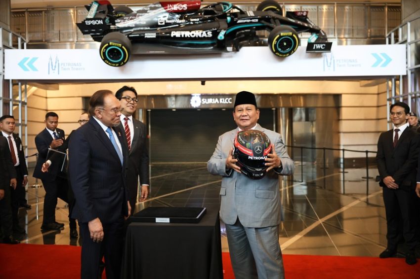 Momen Lucu Pertemuan Prabowo dan Anwar Ibrahim: Diberi Hadiah Helm, Tunjuk Mobil F1