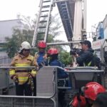 Pj Gubernur Teguh Setyabudi Naik Bronto Skylift Cek Kondisi Kebakaran Plaza Glodok