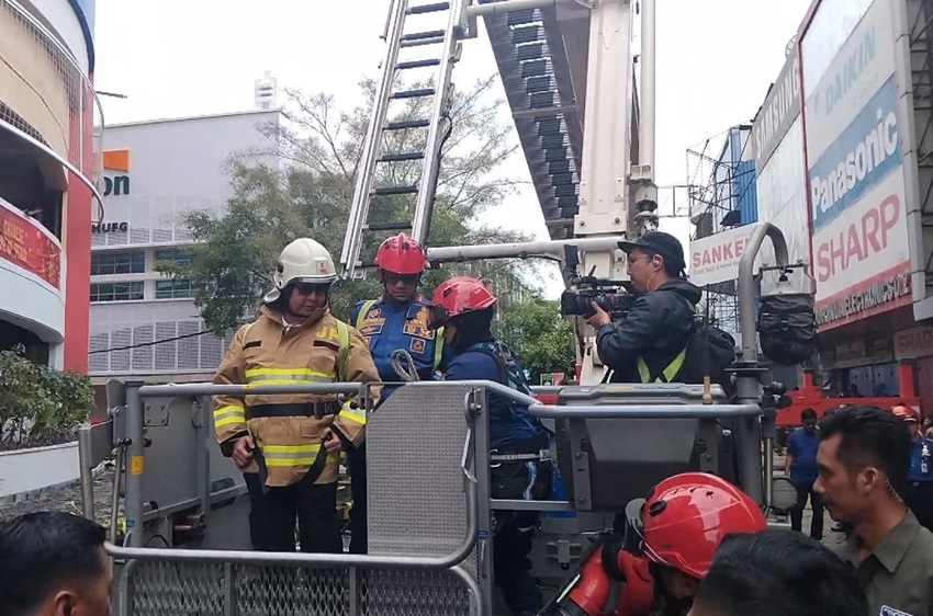 Pj Gubernur Teguh Setyabudi Naik Bronto Skylift Cek Kondisi Kebakaran Plaza Glodok