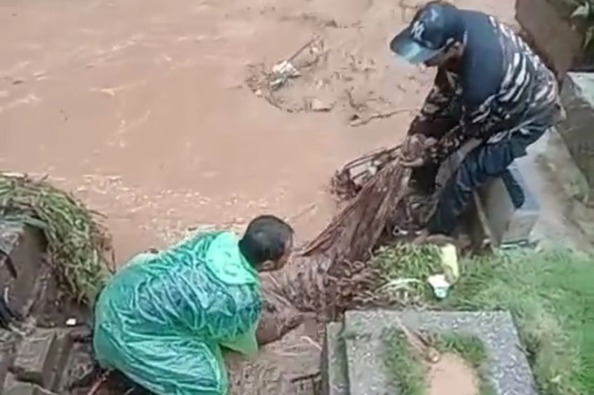 Puluhan Makam di TPU Cikutra Bandung Rusak Akibat Sungai Cidurian Meluap, 20 Jenazah Dievakuasi