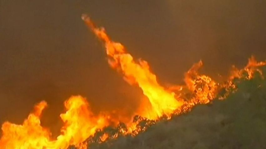 Pusaran Api Mirip Tornado Muncul selama Kebakaran di Los Angeles