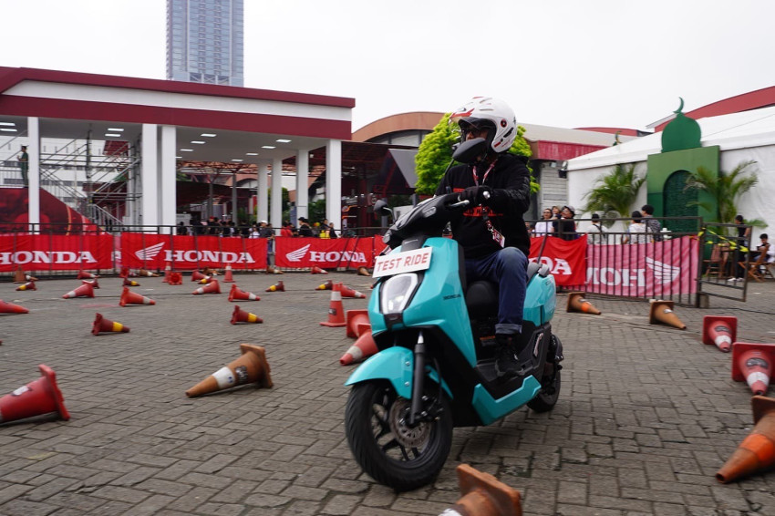 Ratusan Orang Serbu Booth Honda di IIMS 2025, Penasaran Jajal Motor Listrik!