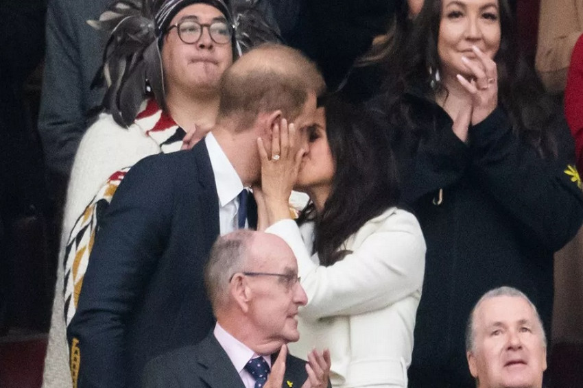 Redam Isu Cerai, Ciuman Meghan Markle ke Pangeran Harry Depan Umum Menjijikkan