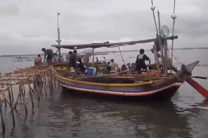 Ribuan Nelayan Bantu TNI AL Bongkar Pagar Laut Misterius di Pesisir Utara Tangerang