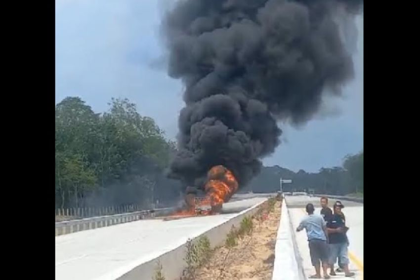 Tragis! 2 Penumpang Mobil Pikap Tewas Terpanggang di Tol Baleno