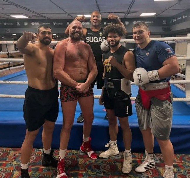 Transformasi Tubuh Tyson Fury Disebut Cuma Gimik, Netizen: Oleksandr Usyk Akan Menghabisinya!