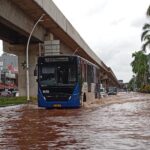 Transjakarta Tetap Beroperasi meski Boulevard Raya Kelapa Gading Banjir