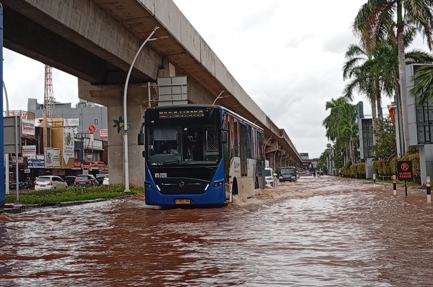 Transjakarta Tetap Beroperasi meski Boulevard Raya Kelapa Gading Banjir