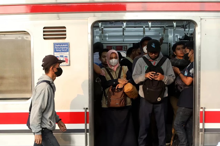 Truk di Pelintasan Stasiun Bekasi Dievakuasi, Perjalanan KRL Kembali Normal