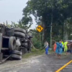 Truk Rem Blong Tabrak 3 Kendaraan dan Warung di Bangli, 3 Orang Tewas