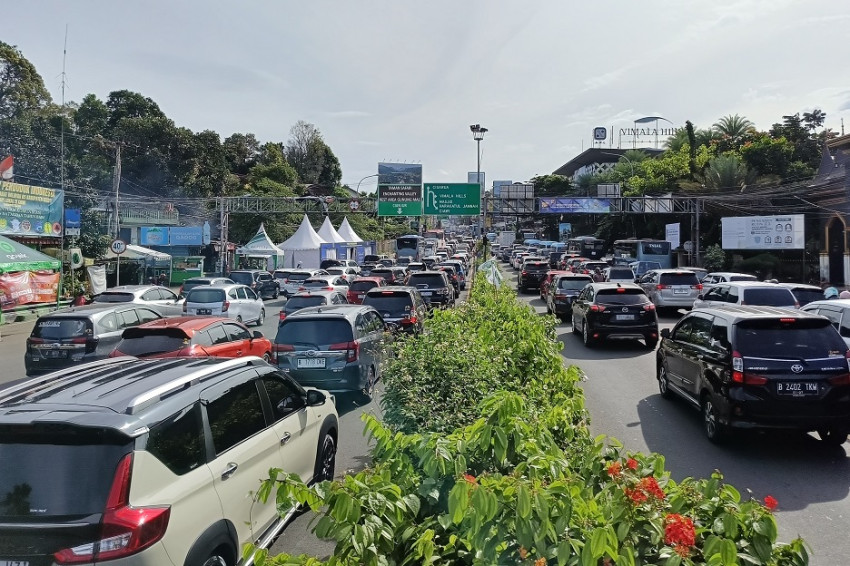 Volume Kendaraan Padat, Jalur Menuju Puncak Bogor Diberlakukan One Way