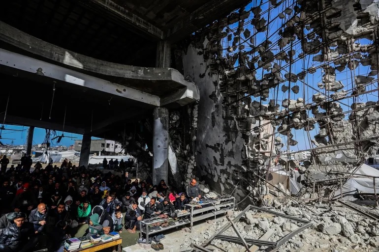 Warga Palestina Hadapi Suhu Beku Mematikan, Pengungsi Kebanjiran di Pantai Gaza