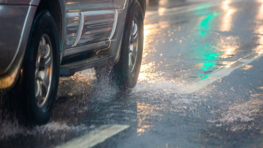 Aquaplaning: Ketika Mobil Menari di Atas Air, Ancaman Tersembunyi di Musim Hujan