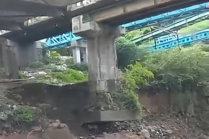 Banjir Bandang Gerus Fondasi Jembatan Sumber di Cirebon, Arus Lalu Lintas Dialihkan