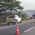 Brak! Bus Angkut Penumpang Terguling di Tol Banyumanik Semarang