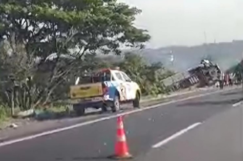 Brak! Bus Angkut Penumpang Terguling di Tol Banyumanik Semarang