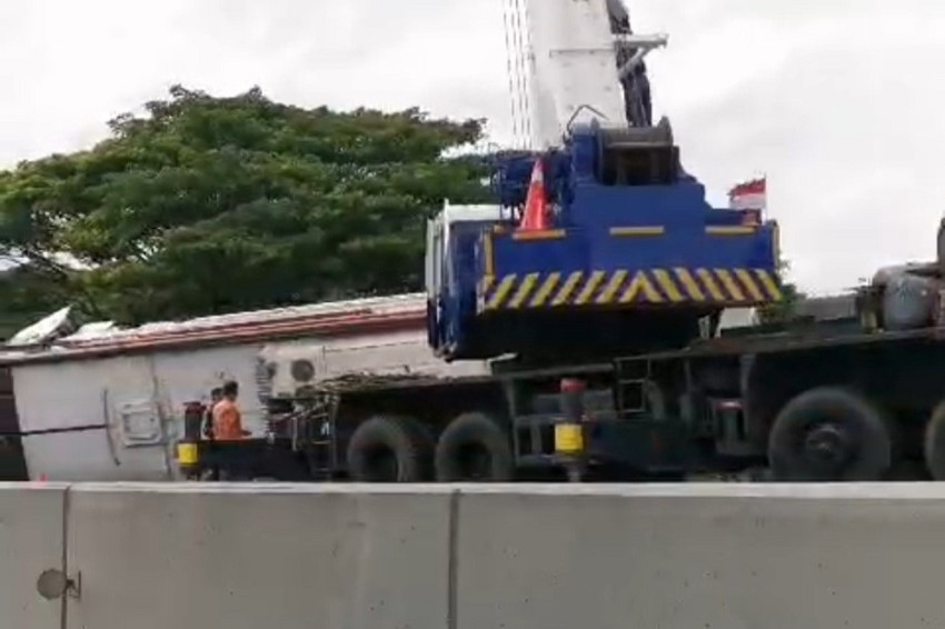 Bus Terguling Tol Banyumanik Akibat Tabrak Truk Tronton, 11 Penumpang Luka