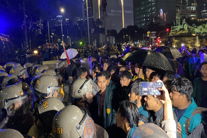 Demo Tolak PPN 12 Persen di Patung Kuda Ricuh, Mahasiswa Baku Hantam dengan Polisi